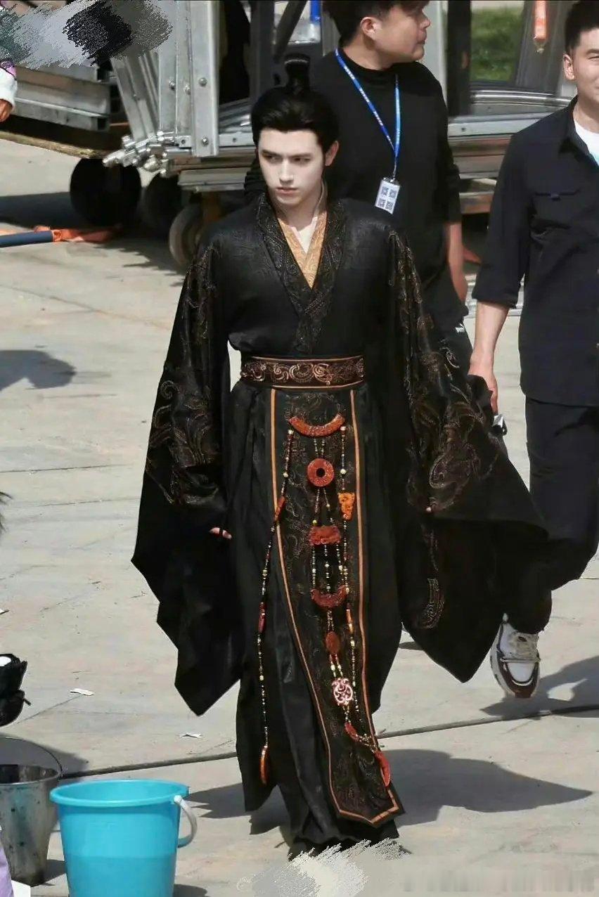 陈飞宇长这么高，古装为啥没有修长轻盈的感觉[允悲]服化道问题还是自身比例问题[费