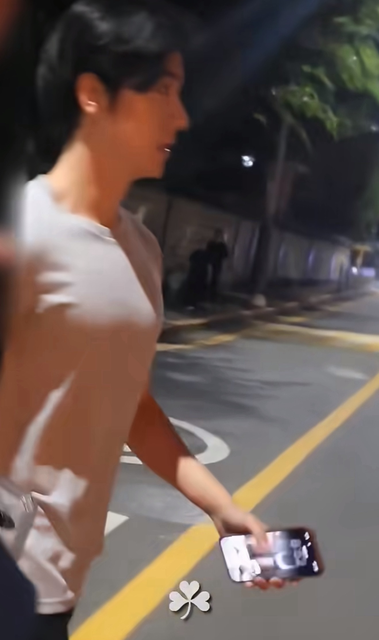 李贤在又涨奶了吧肯定特别难受 我嘴准备好了我给她吸奶水 