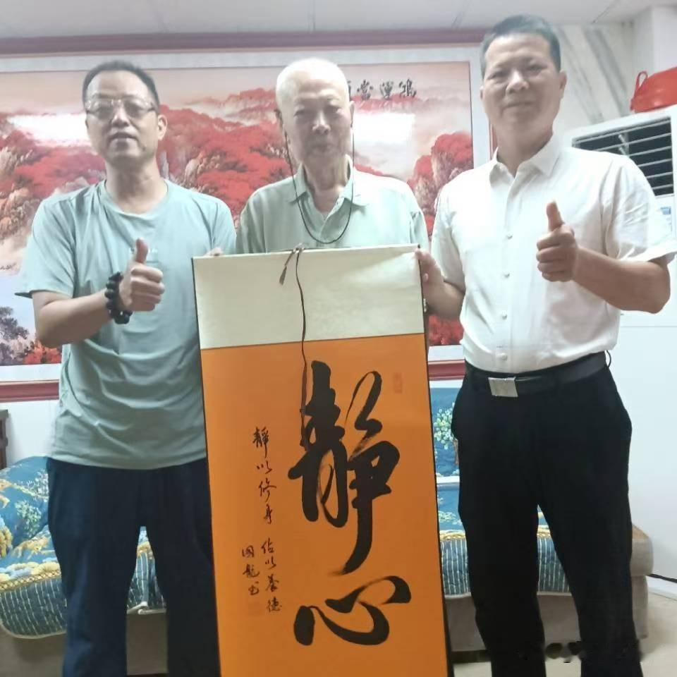 八一颂·军魂永铸
           松隐

湖边星火耀孤船，
革命千艰志凛然