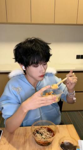 余宇涵吃播 小宇涵的吃播真的是充满了欢乐，每次都看得我笑个不停，他实在是太可爱了