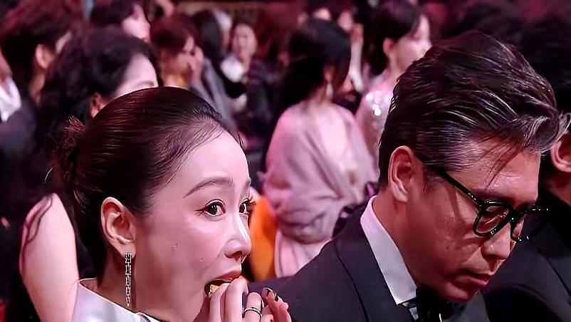 一场上亿人围观的晚会，两个顶流明星，却被半块饼干送上了热搜第一。
我跟你说，这事