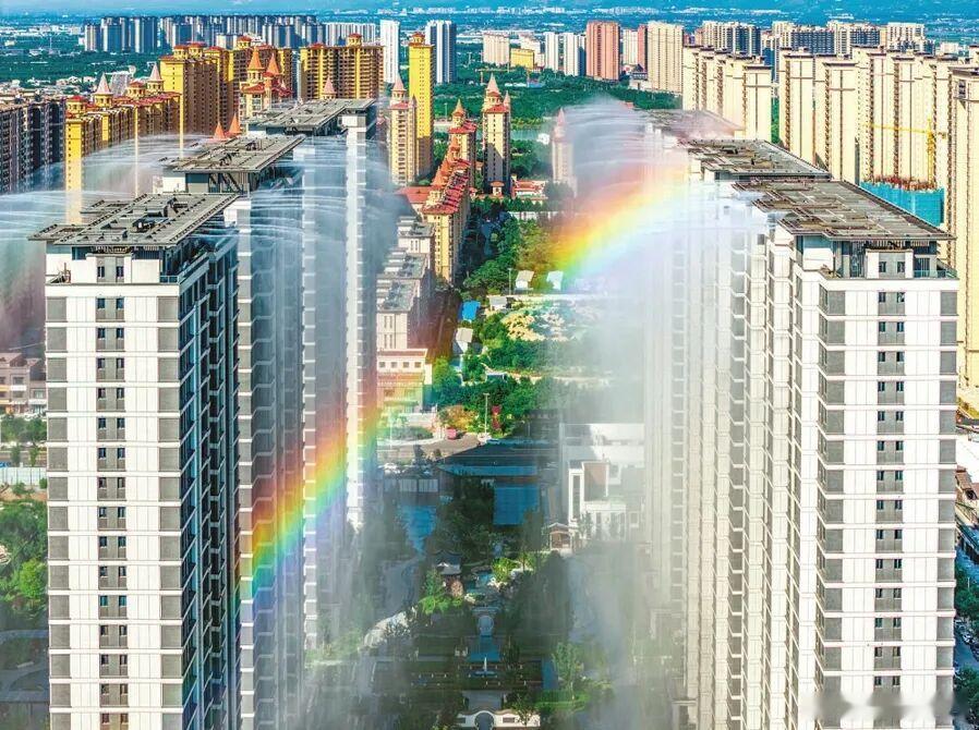 山西一小区楼顶降温喷雾走红海外   7月1日，外交部发言人毛宁在海外社交平台发布