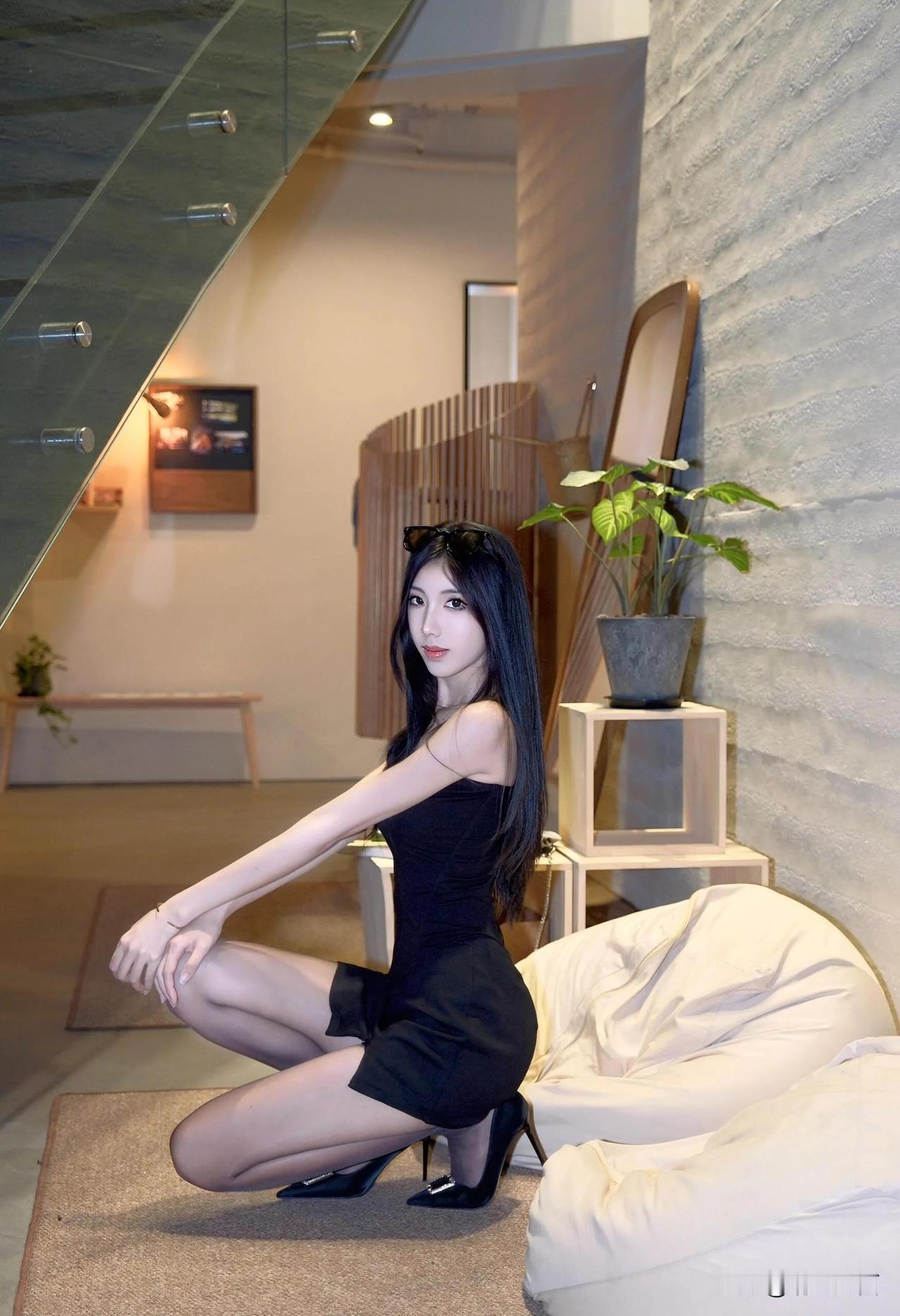 素衣轻舞步轻盈，盈盈水袖映清辉。#分享美妞倩影# #分享美少女倩影# #时尚美如