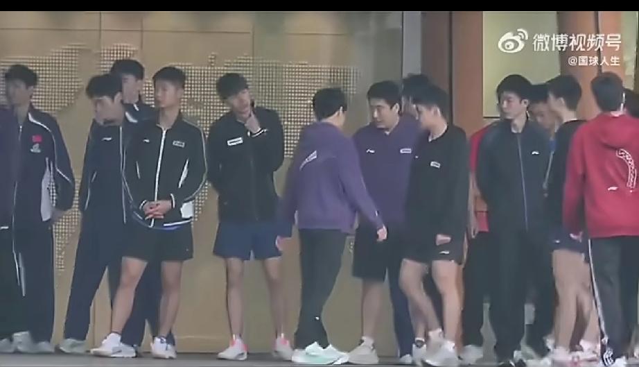 国乒选手正式备战伦敦世乒赛团体赛！
今天一大早，国乒男队选手们开始集合点名了，紫