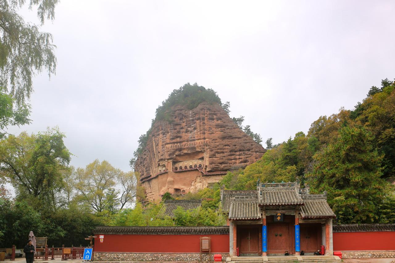 #2024甘肃文旅网红创意大会#麦积山现在还有骆驼吗？上次去时，快到入口时，还有