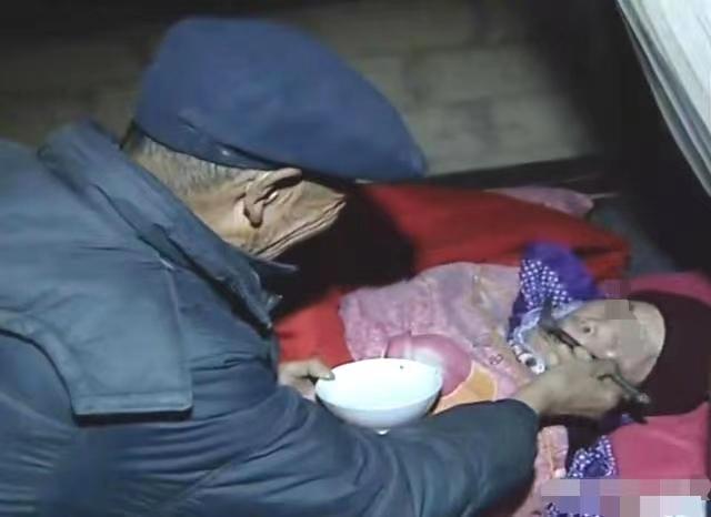 湖南，81岁男子，与再婚妻子恩爱33年，对4个继子女视如己出。不料，夫妻晚年双双