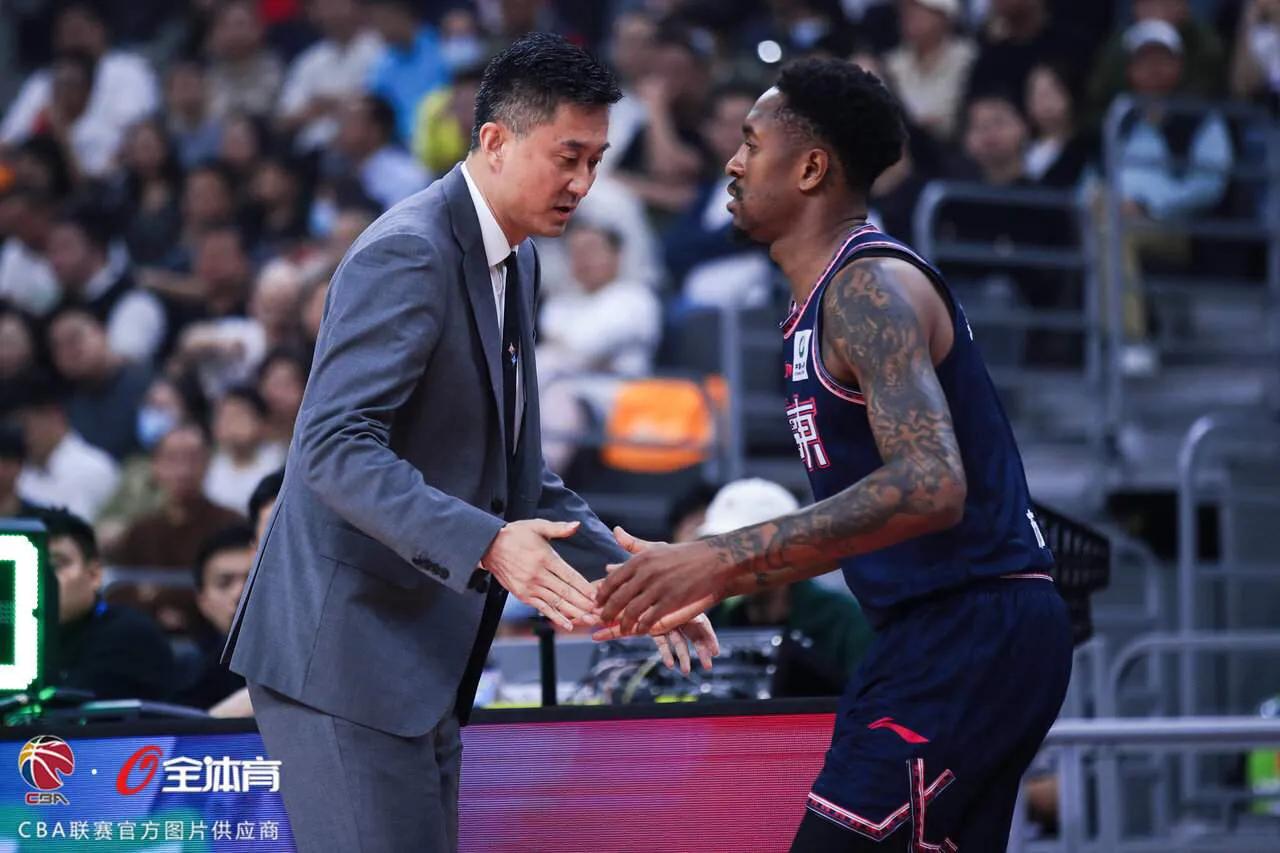 广东宏远男篮不敌新疆男篮，这两点是球队输球的关键

1、小阵容效果不好
黄明依出