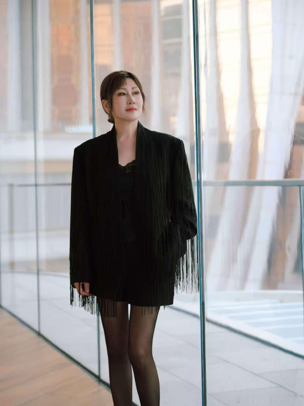 张凯丽特意换掉留了12年的短发好美啊！女生就应该这样，不拘泥于某一种风格，自信做