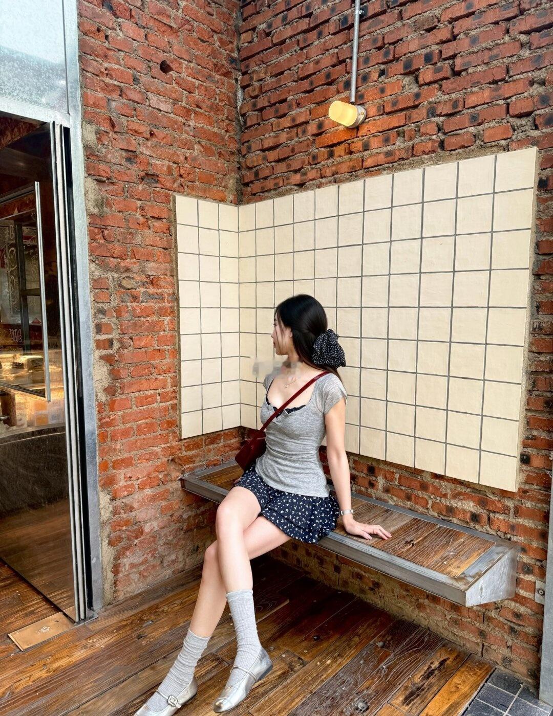 期待夏天
碎花裙 显瘦裙子 韩里韩气 银色鞋
