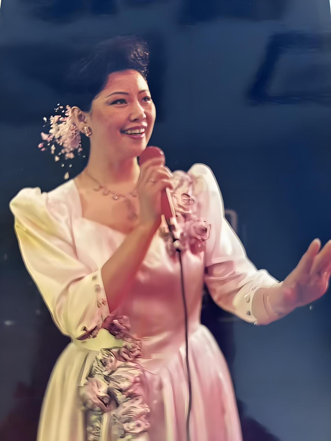 上世纪80年代，歌唱家裴晓云是沈阳歌舞团的女高音。她声线与李谷一极为相似，故而被
