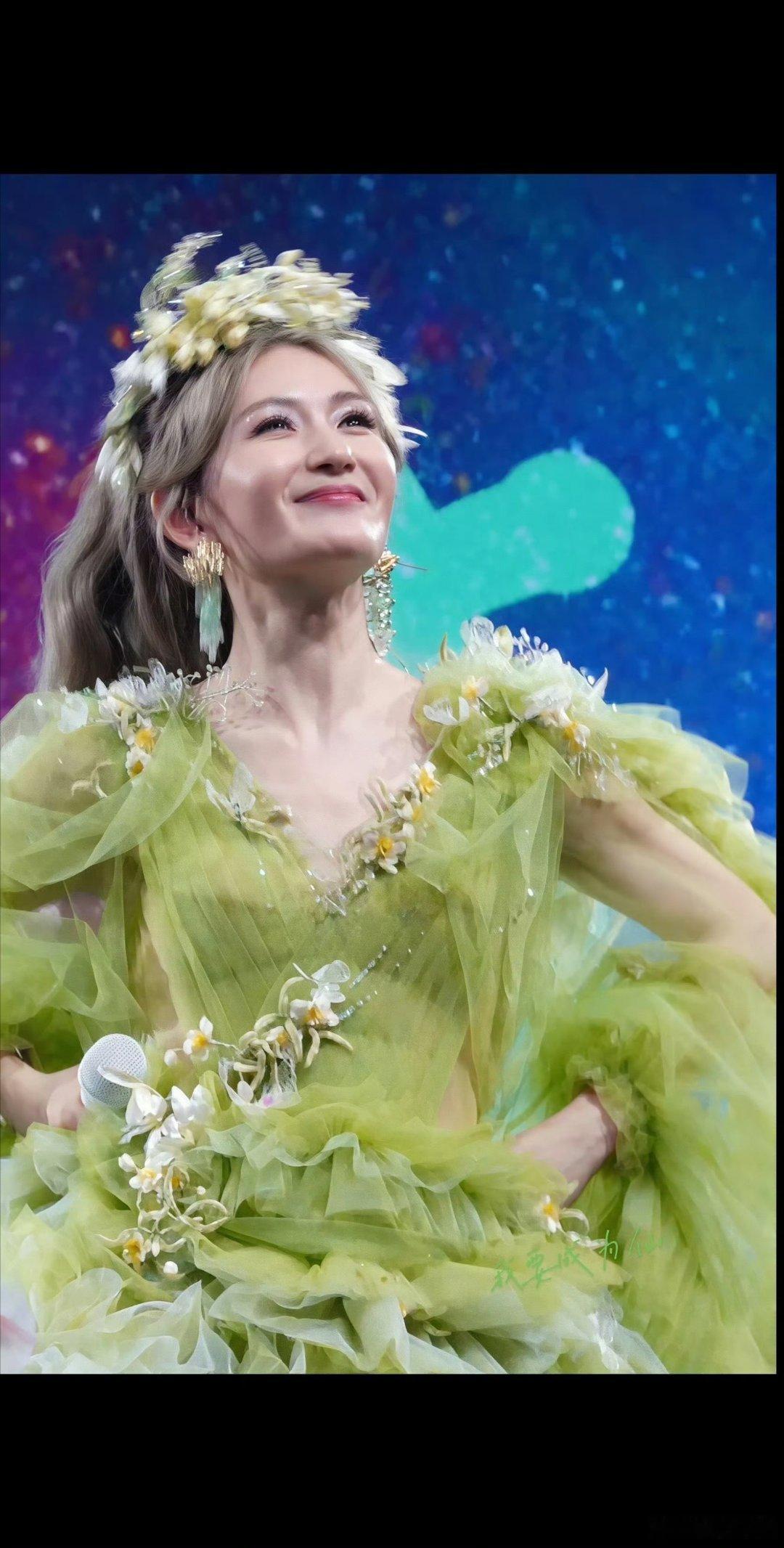 谢娜于2026年5月5日和5月6日在成都金融城演艺中心举办的首场个人演唱会，取得
