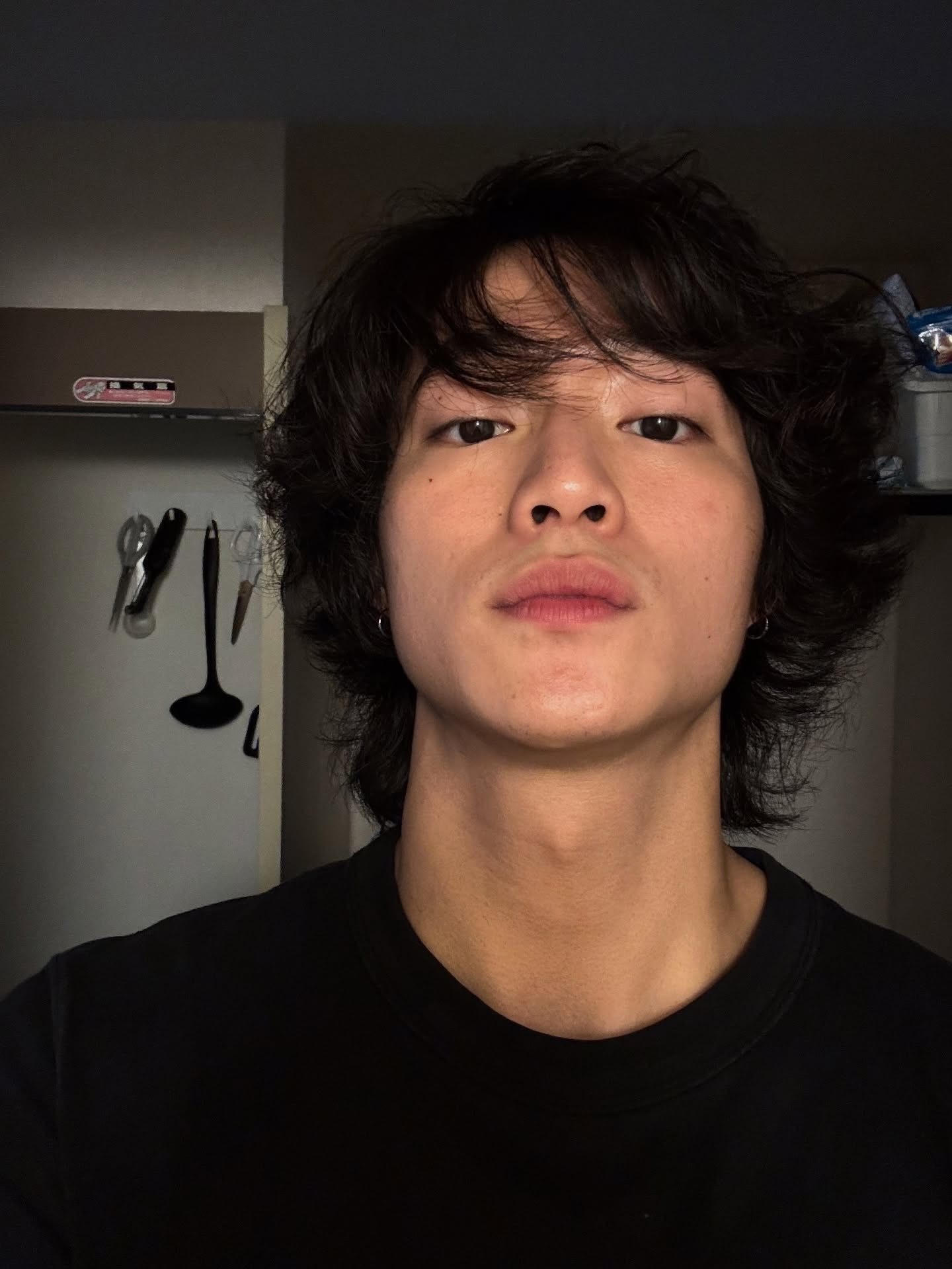 时尚灵感解读 Jennie前两天在ins发了一张和回归MV男主的合影，这位男主角