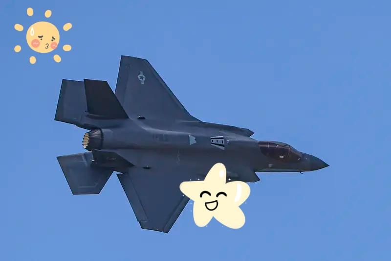 当地时间2月16日，美军驻扎在英国皇家空军莱肯希思基地的18架F-35A“闪电I