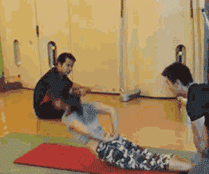 这个动作应该没几个男生做得到……