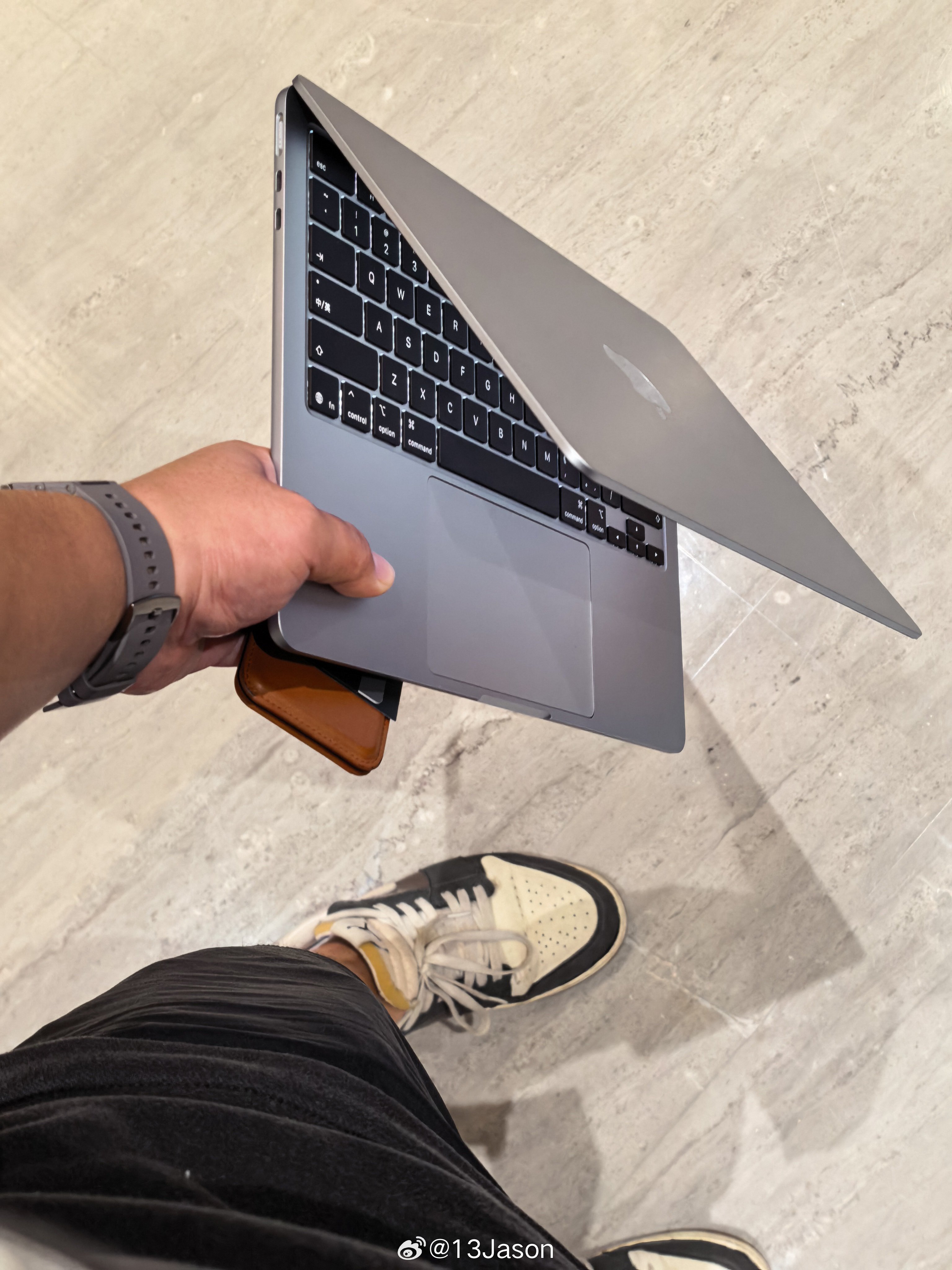 路上也有很多人都和我一样，拎着 MacBook 赶路Air 和 Pro 都有。 