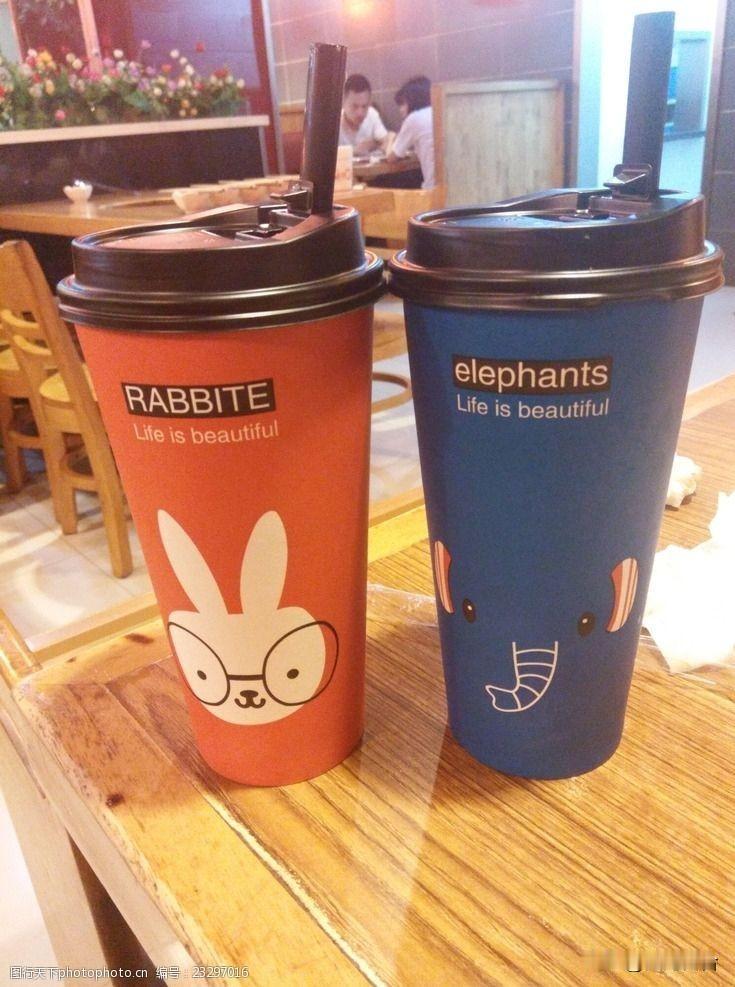 丽人节那天，朋友的孩子用积攒的零花钱买了两杯奶茶回家，花了30块钱，给她妈妈和奶