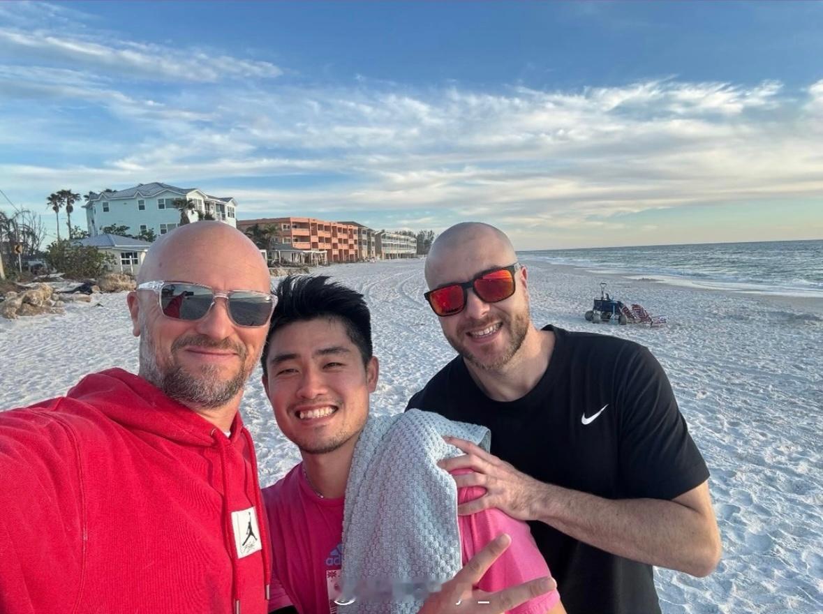 atpboys  阿昺已经从荷兰回佛州过夏天了。理疗师Toni是老朋友，这位体能