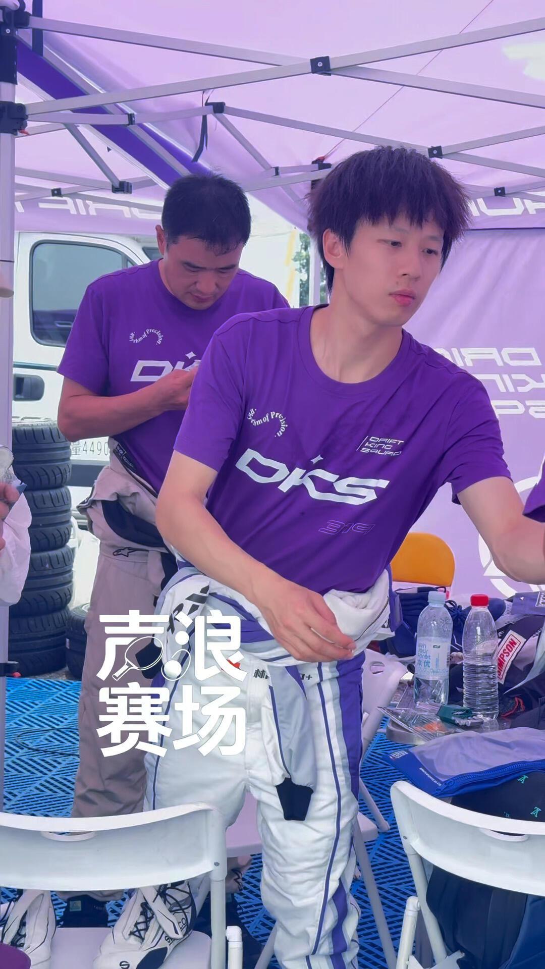 小林将军要参加比赛了，赛前准备，紫色的衣服穿着好看，仔细检查装备的样子，好可爱！