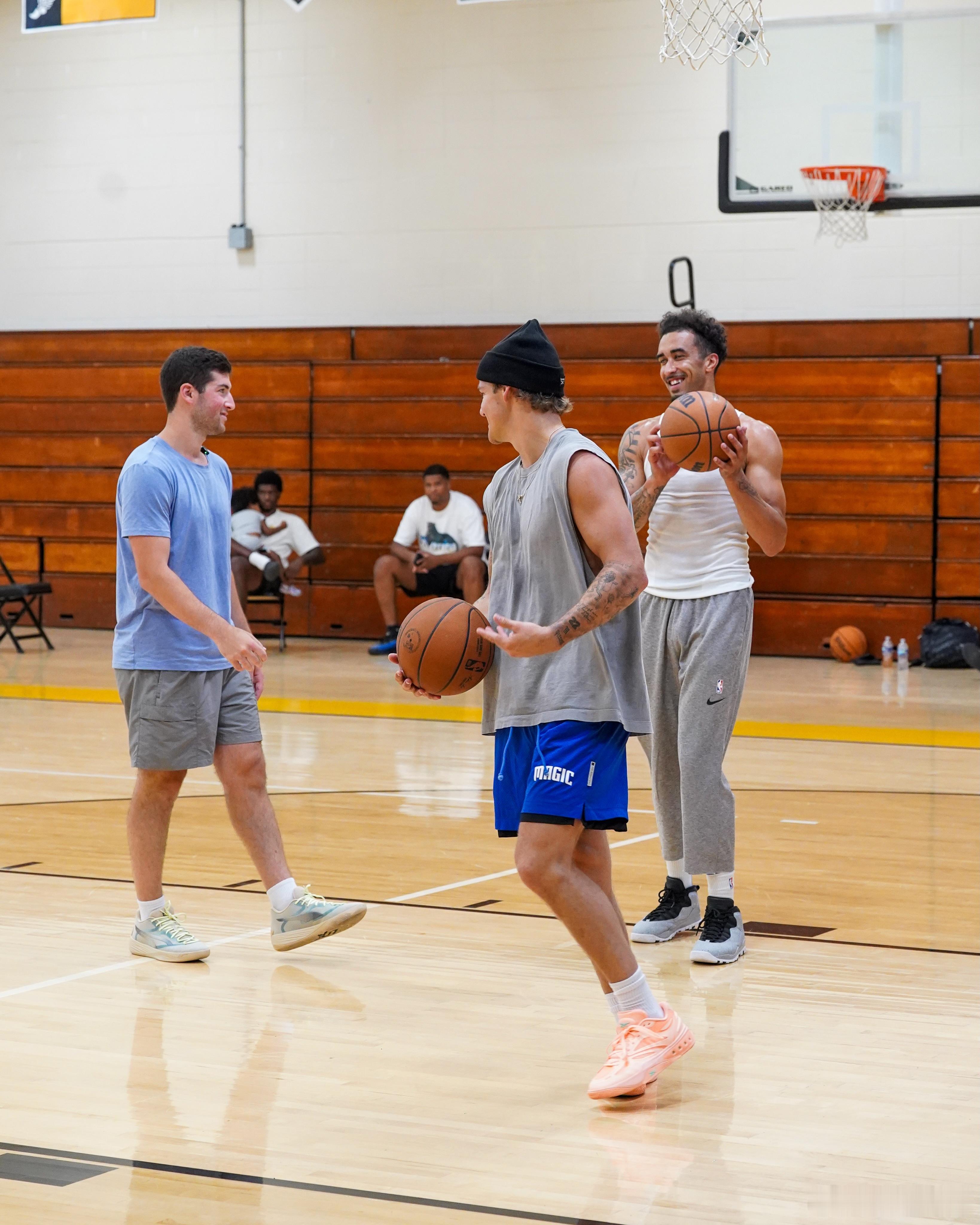 外援奎因近期动态，和NBA扣篮王麦克朗一起在迈阿密进行个人技术特训 