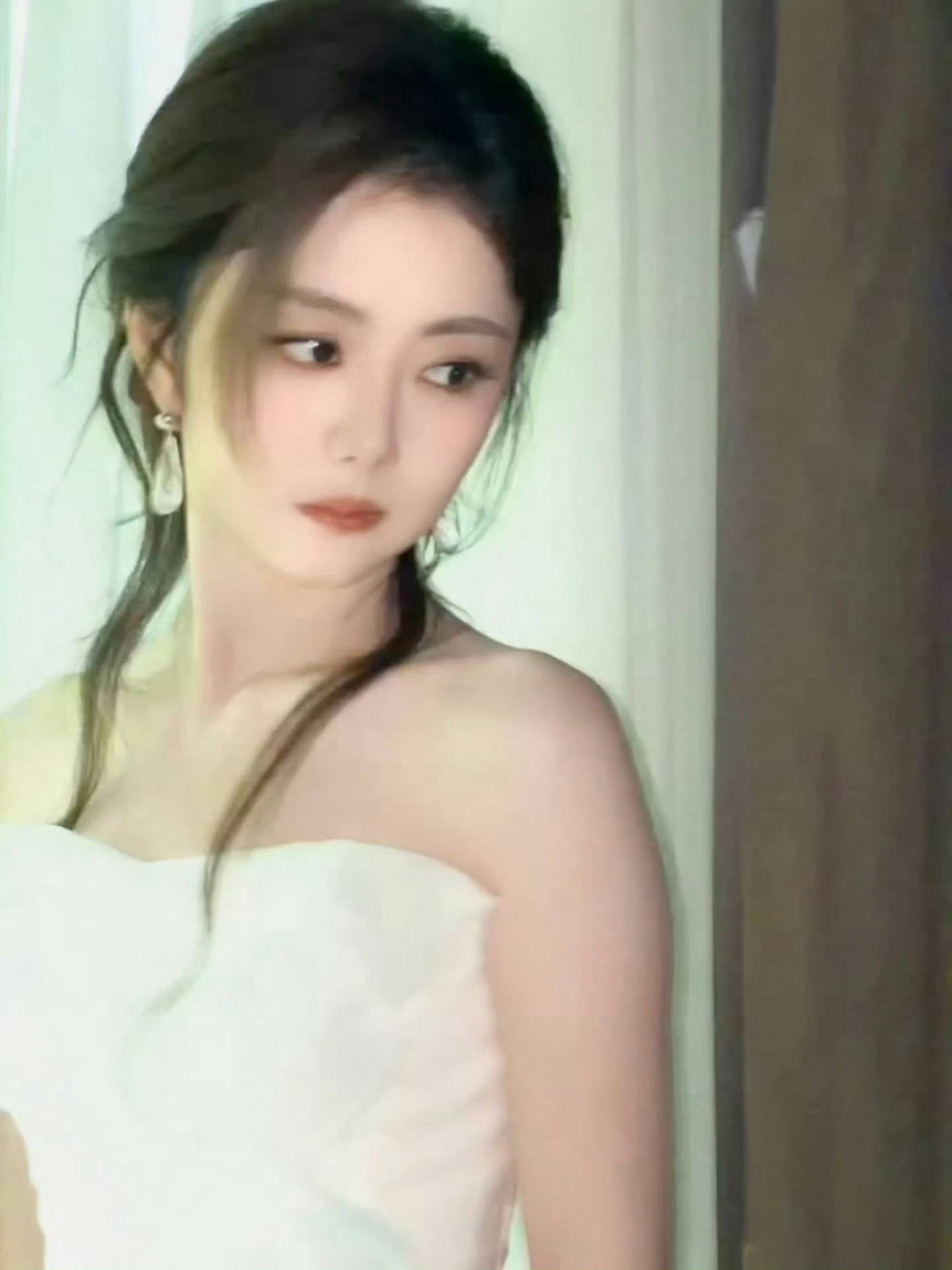谭松韵今天是千金大小姐气质蜕变尽显风华，谭松韵化身优雅千金，身姿曼妙仪态大方，眉