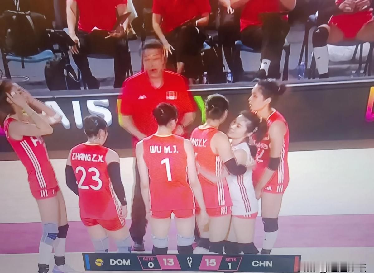 王梦洁一记鱼跃，把中国女排从淘汰赛悬崖边上给捞了回来。

2025年世锦赛，打多