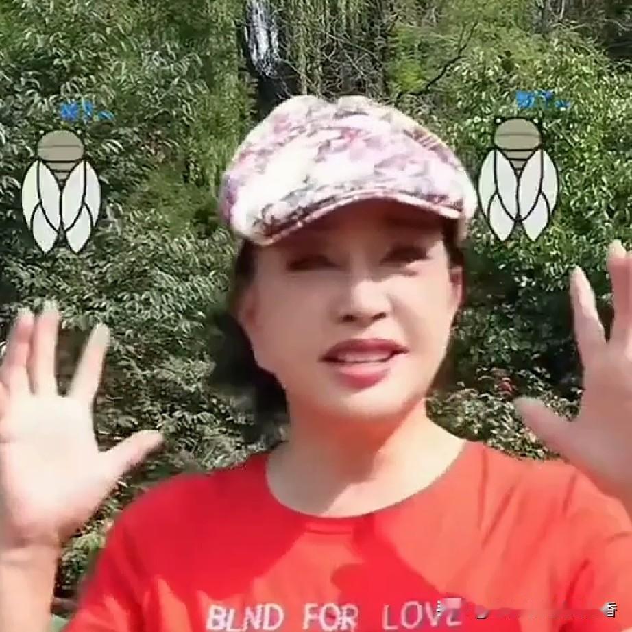 刘晓庆百花奖活动结束以后，回来后来到自家的园子里，由于以前她在园子里种了南瓜，所