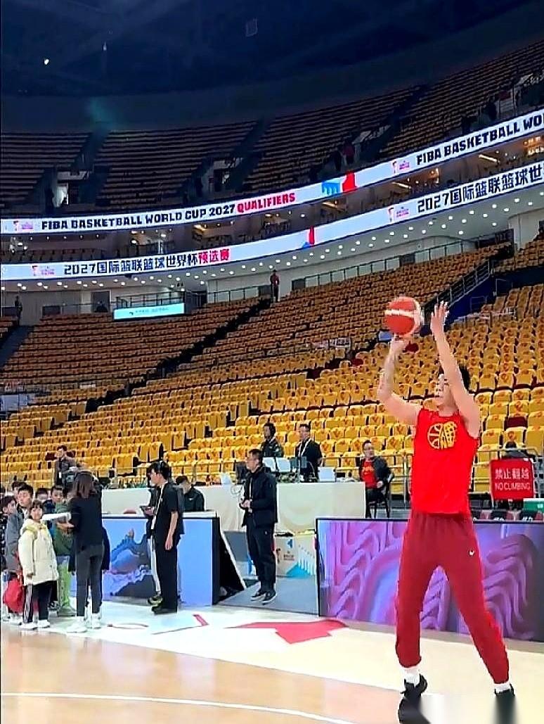 眼神毒一点的，一眼就看穿了今晚的剧本。
张镇麟那条长裤一穿出来，我就知道，今晚他