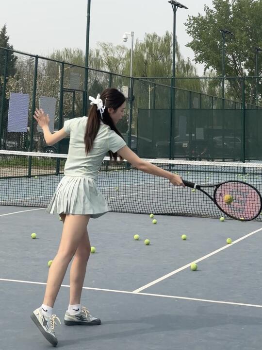 和大风打比赛的网球女孩👧🎾