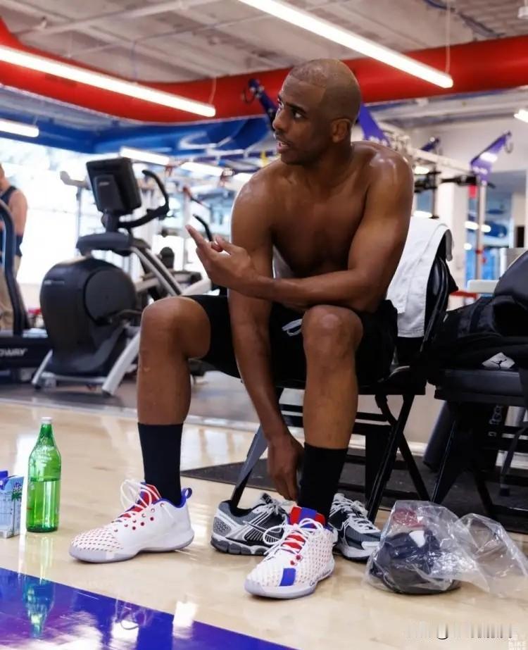 前NBA球员弗莱真是胡说八道！最近弗莱在参加的一个节目中，聊到了两大传奇后卫艾弗