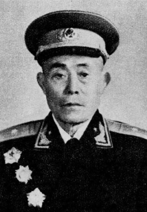 1942年，彭德怀副总司令正在与大家一起用餐。正当他吃了一会儿时，忽然一个人引起