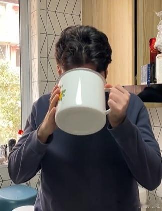 老外在中国待久后的变化办公室抽屉永远备着保温杯，同事都笑我比本地人还讲究，可只有