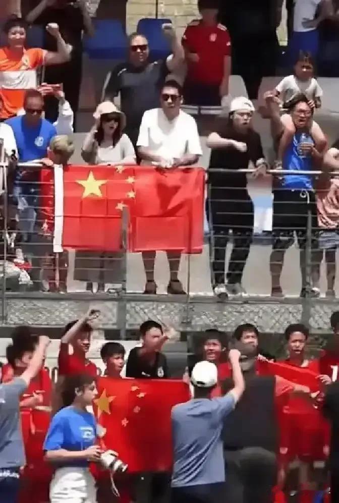 如果学校直播孩子上语文课可以吗？当然，家长也可以去拍。
如果学校直播孩子上音乐课