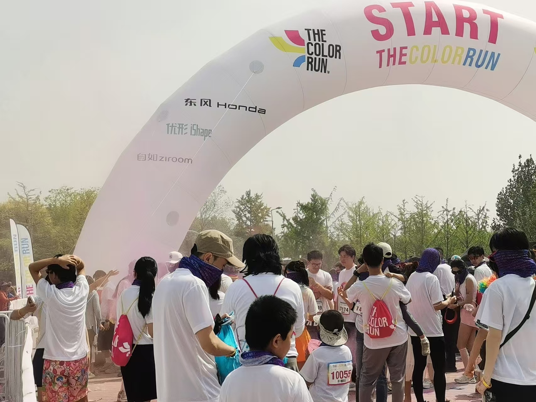 北京炫彩跑机器狗化身拍照NPC 近日，炫彩跑迎来进入中国市场十周年，北京站活动同