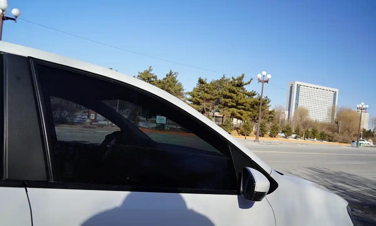 我发现我们家的老车时间一长以后，车门就会异响。4S店的师傅告诉我，这是车身小，刚