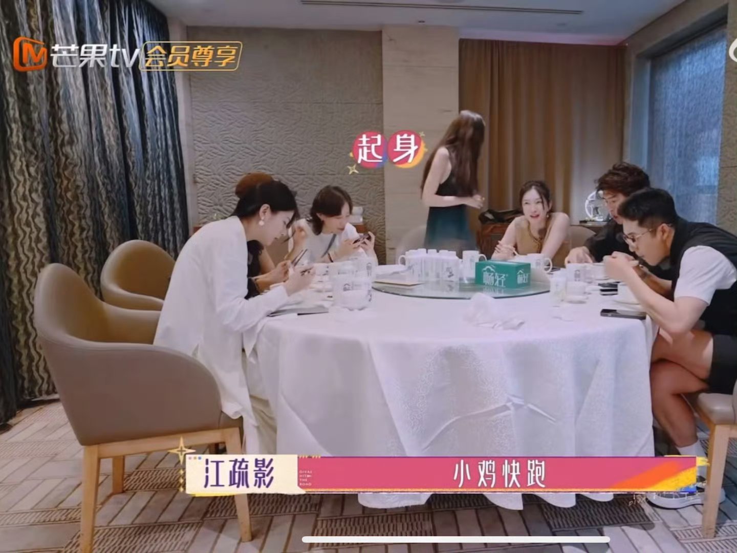 #娜扎吃饭中途给自己做高颅顶#哈哈哈哈哈娜扎的偶像包袱怎么若隐若现的，说没有吧，