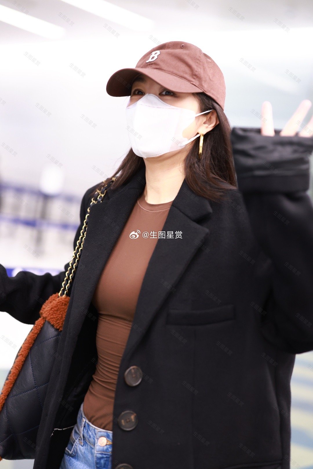 李菲儿机场新造型泰裤辣[憧憬]，有一种舒适叫李菲儿穿搭👗🫰🏻 | 2332