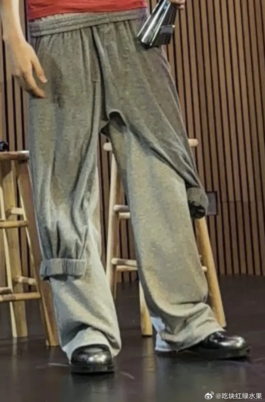 我的法。。。我这辈子没见过这样的裤子真的。。。像把秋裤缝在卫裤上。。。 