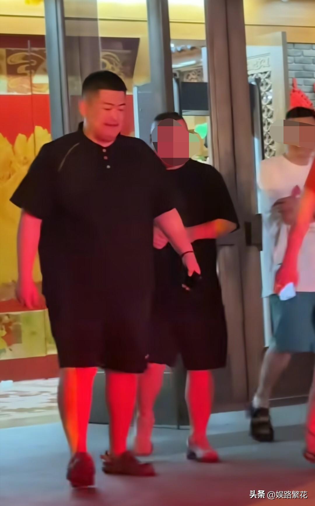 近日，网友在沈阳刘老根大舞台门口偶遇赵大牛，他脸型圆润、身形敦实，留着清爽短寸，