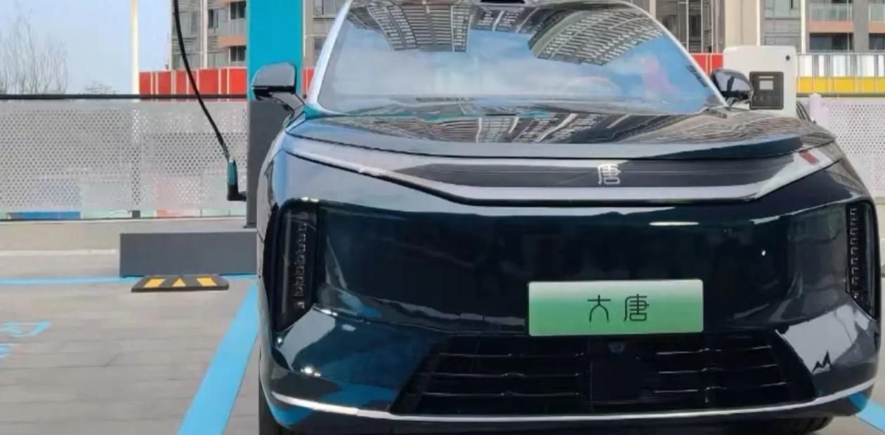 比亚迪大唐露出真容，就我说就这气势只有大这个字才能配上他的气场！
其余的名字都没