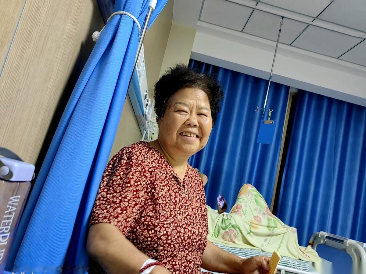 我见过最卑微的饭局，不在酒桌上，就在医院的科室里。
一群白大褂底下还透着稚气的小