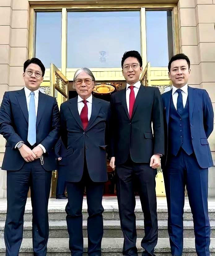 这是霍震霆与他的三个儿子霍启刚，霍启山，霍启仁四位霍家豪门
 

老爷子霍震霆领