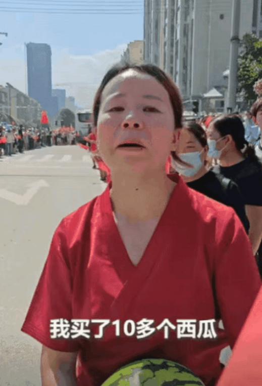 上人民日报了！贵州，女子为了送别子弟兵，竟然一次性买了10多个西瓜，可是，她却发