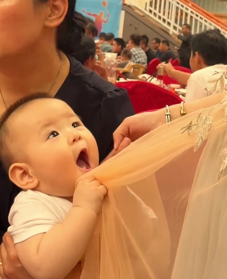小朋友看到漂亮姐姐是这样的[憧憬][憧憬][憧憬] ​​​