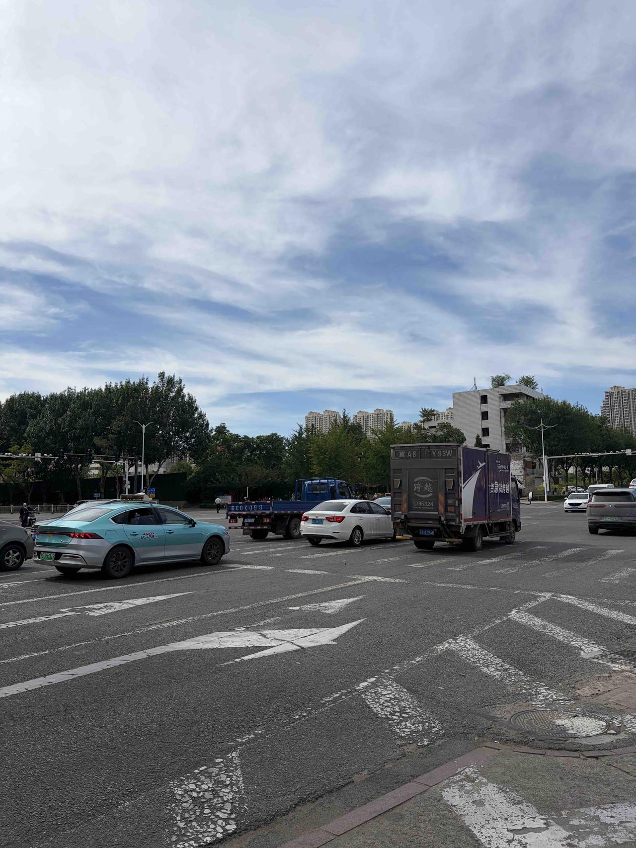 上联：鸟谈林外趣；
下联：花写世间情。
下联：云卷雪中花。