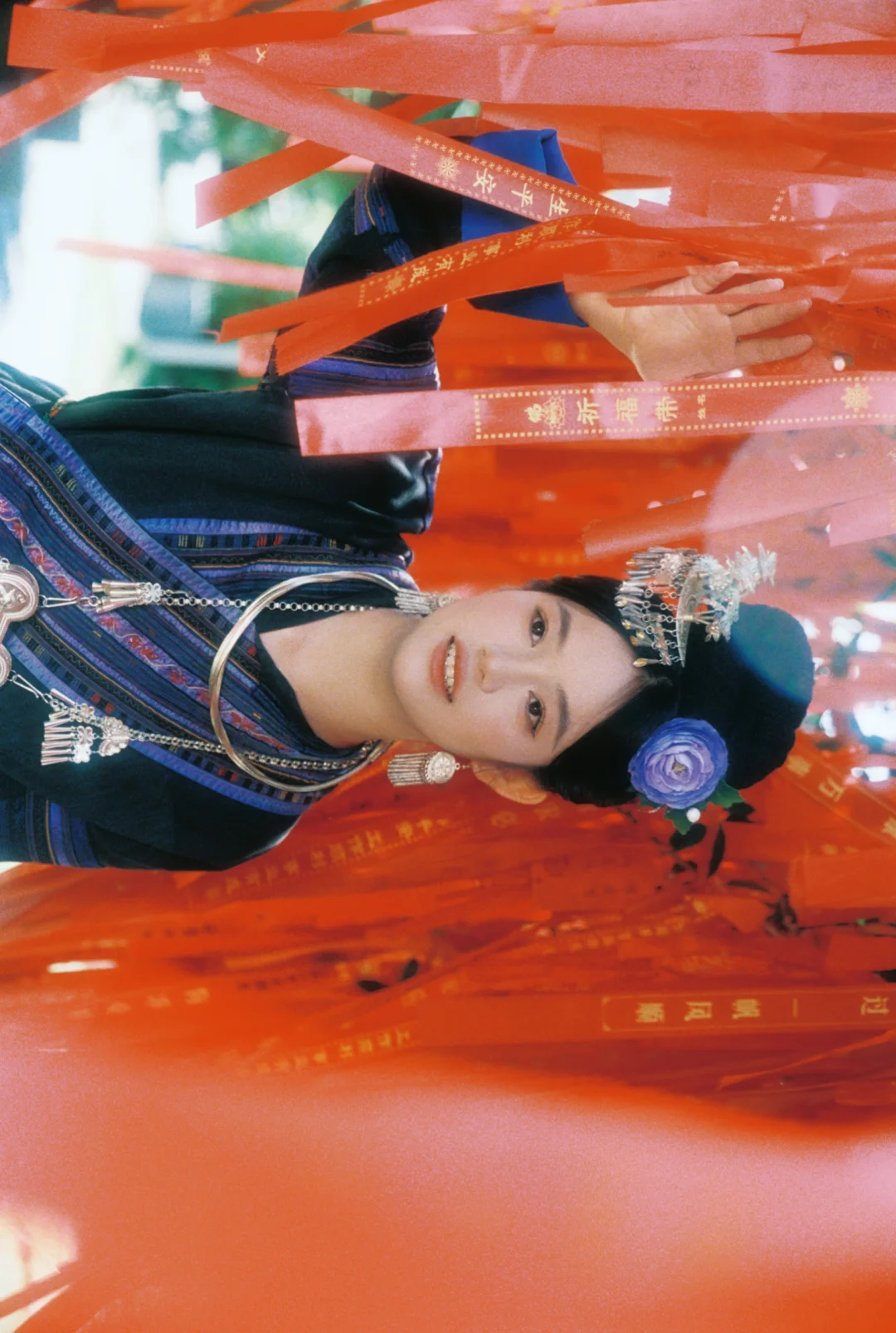 飘扬的红丝带，是山野的浪漫告白|胶片写真