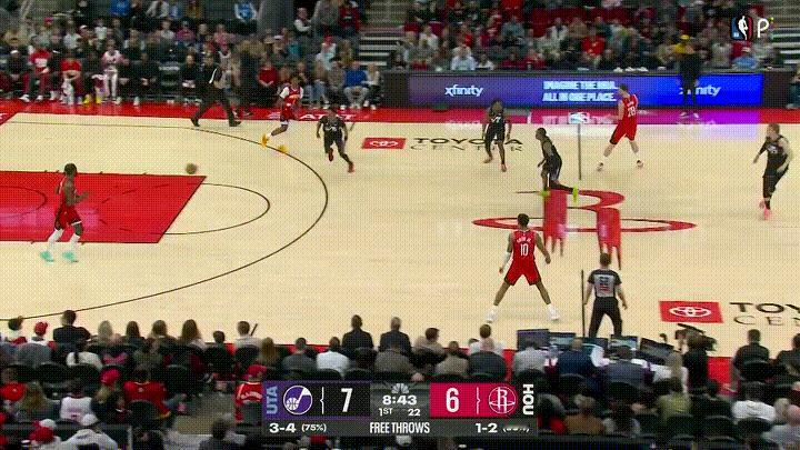 火箭主帅乌度卡真是怒火中烧！在今天火箭主场迎战爵士的比赛中，当时比赛进行到了第一