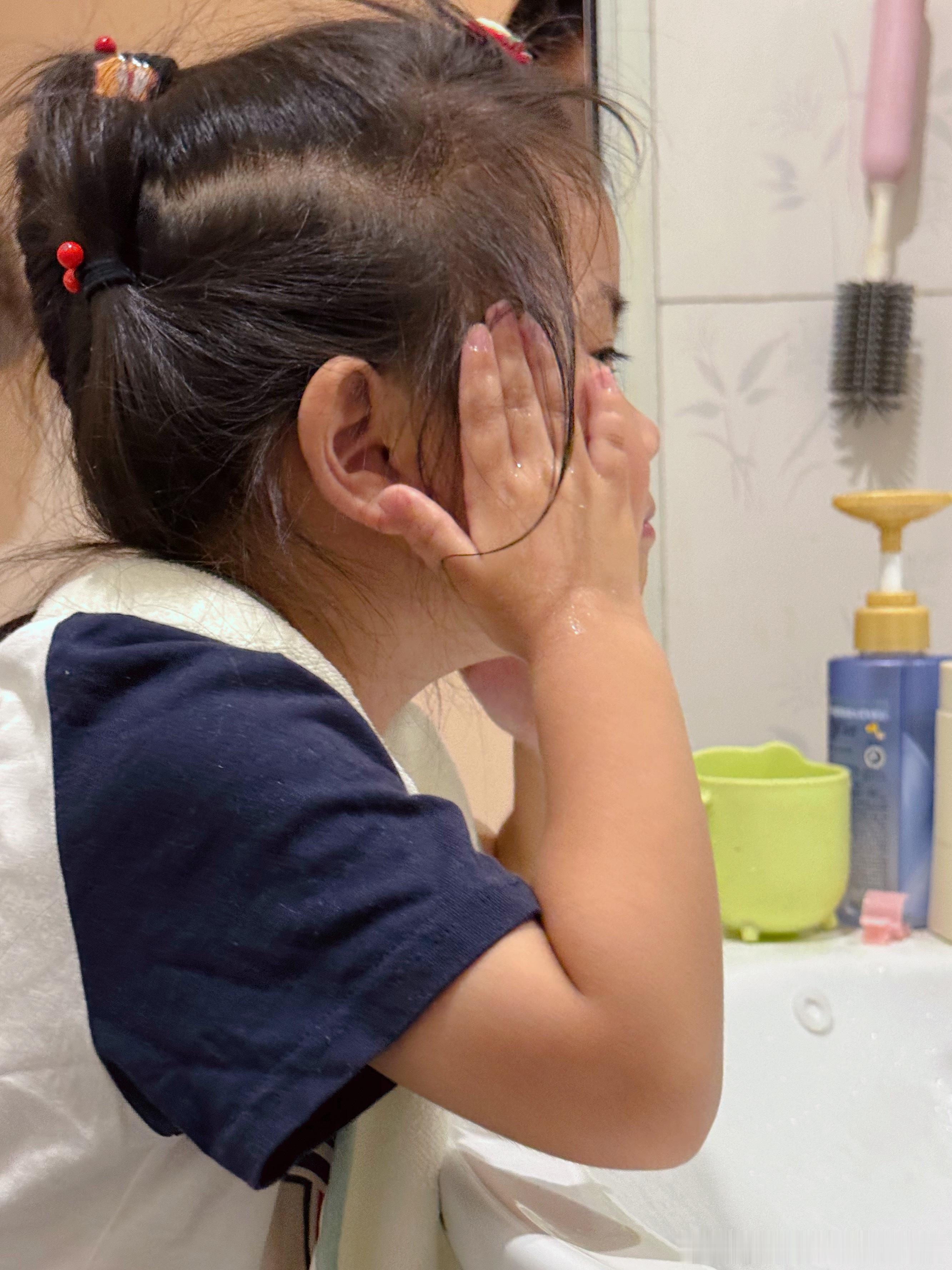 每天都要和小孩儿姐相爱相杀 母慈女孝就不行么？非得晚上睡觉之前干一仗 带娃日常妈