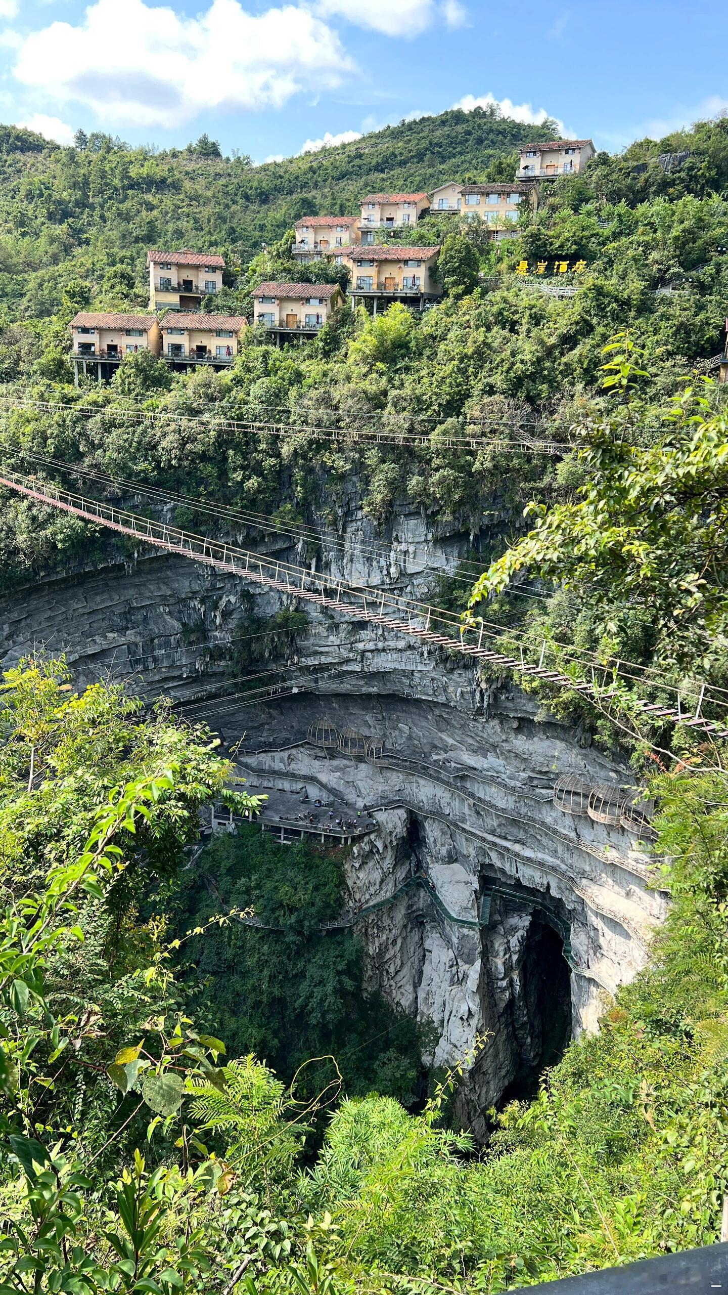 广西不止有山水还有天路 在罗城棉花天坑走玻璃栈道，仫佬族姑娘的山歌在峡谷回荡。她