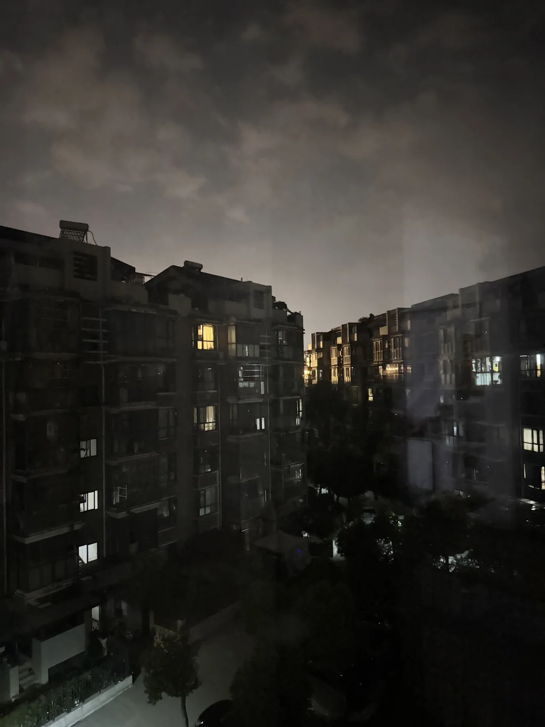 晕！又地震了吗！！摇得好凶啊！！！！！！！！