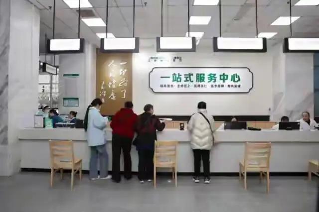 《医者仁心，大爱无疆》

岁月如梭，生命如歌。在这浩瀚的人世间，医院不仅是救死扶